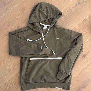 Nike Dri-FIT Standard issue Men’s pullover basketball hoodie- green, size S